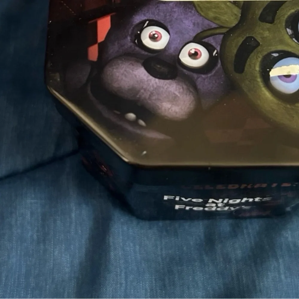 Five Nights at Freddy’s Collectible Tin + Bonnie Keychain - Picture 5 of 11